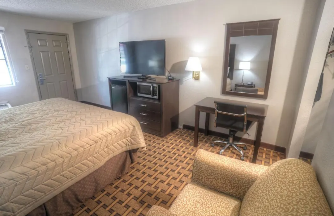 Amerivu Inn & Suites - Helen - Downtown-1