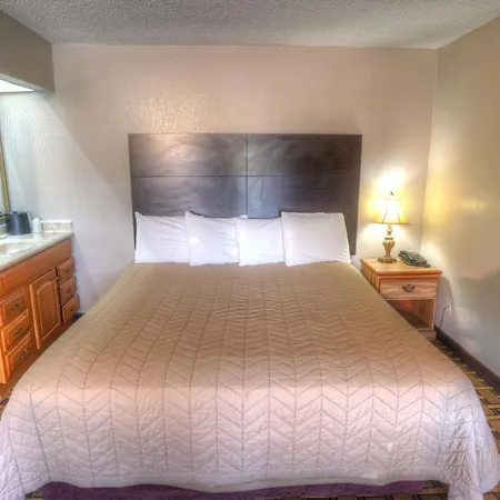 Amerivu Inn & Suites - Helen - Downtown-2